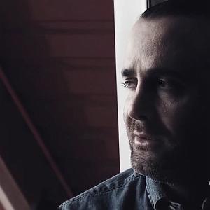 سینا سرلک  زیر سقف دودی تو با دلم بگو چه کردی