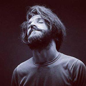 man من غلام قمرم