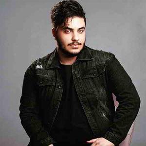 بیکلام رفتم و بار سفر بستم رفتم که رفتم خداحافظ رفیق بغض و اوار