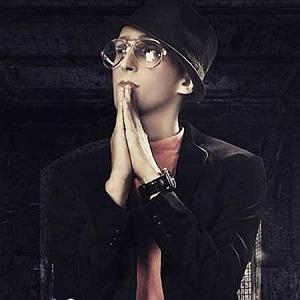 اسمش عشقه اشکام جاریه