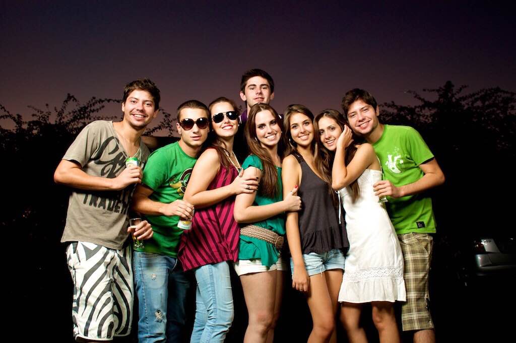 خوشحالی دختر کوچولوی خوشگل دوستی‌ها بر چه اساسی هستند؟ چرا دوستی باعث خوشحالی می‌شود؟