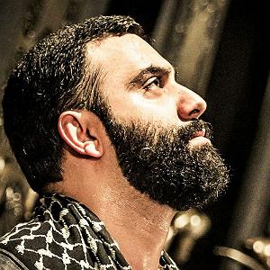 42 داستان یک وهابی  دست خدا بالای همه ی دستهاست با بال فرشته خدا روی قلبم نوشته