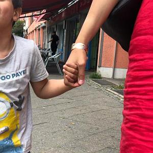 خواهرای روانی و مامان بی چاره مامان و میلان در نقش همدیگه 